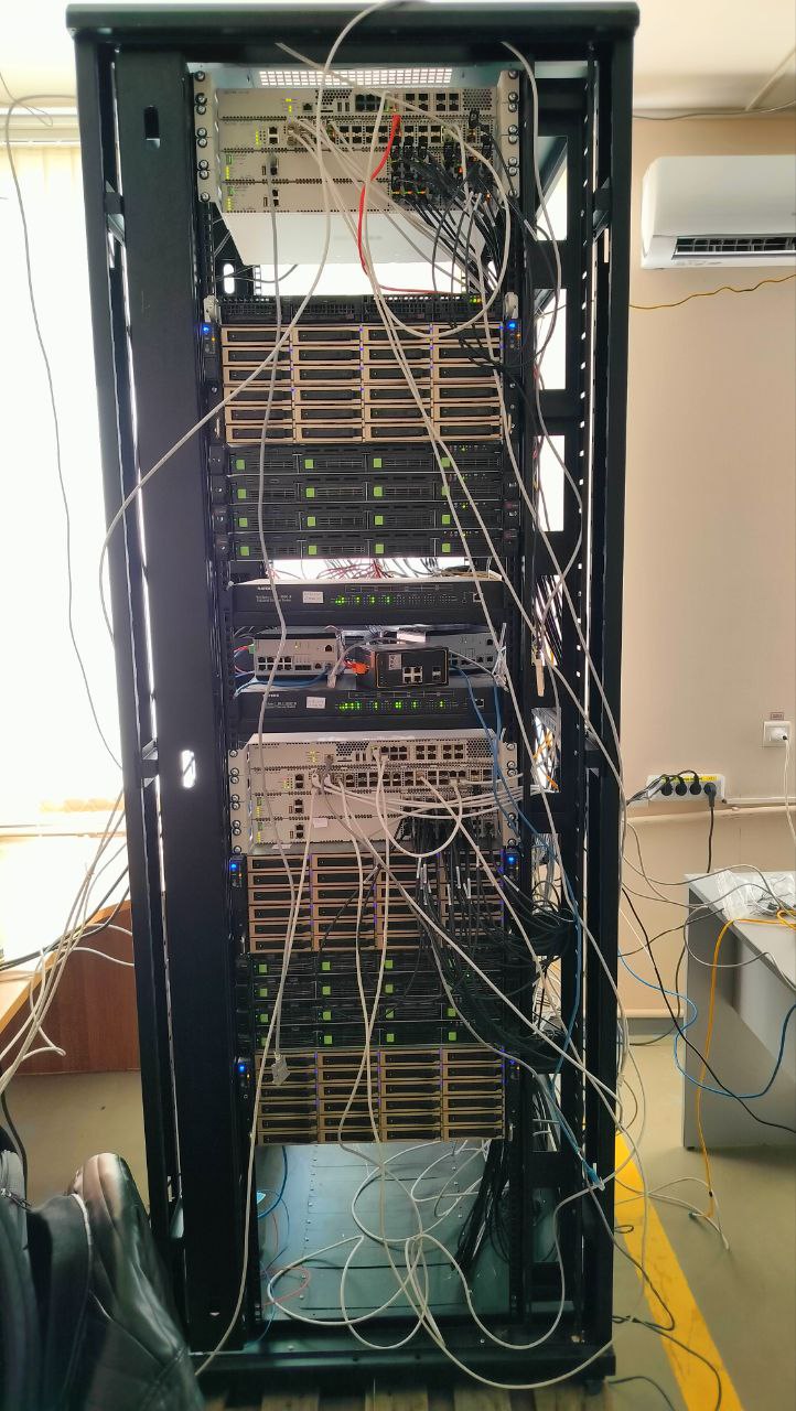 Монтаж и коммутация оборудования в серверной стойке
